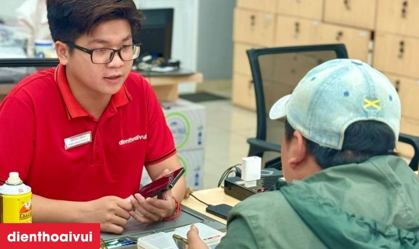 Quy tr&igrave;nh thay m&agrave;n h&igrave;nh Samsung Galaxy S24 Plus chuy&ecirc;n nghiệp lấy liền tại Điện Thoại Vui