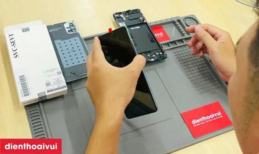 Quy tr&igrave;nh thay m&agrave;n h&igrave;nh Samsung Galaxy S24 Plus nguy&ecirc;n khung ch&iacute;nh h&atilde;ng GENA