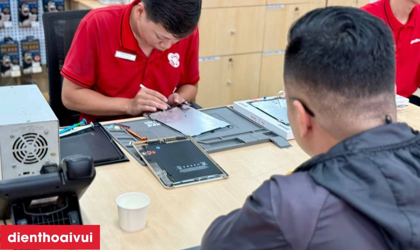 Kỹ thuật viên kiểm tra lại màn hình mới để đảm bảo hiển thị tốt
