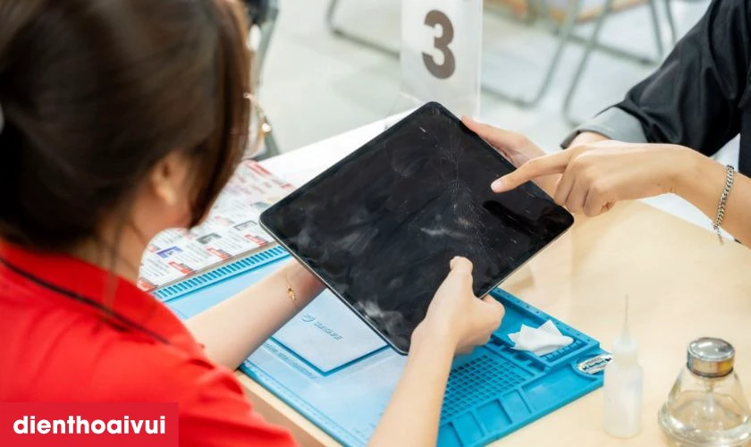 Quy tr&igrave;nh thay m&agrave;n h&igrave;nh Samsung Galaxy Tab A Plus 8.0 2019 chuy&ecirc;n nghiệp lấy liền tại Điện Thoại Vui