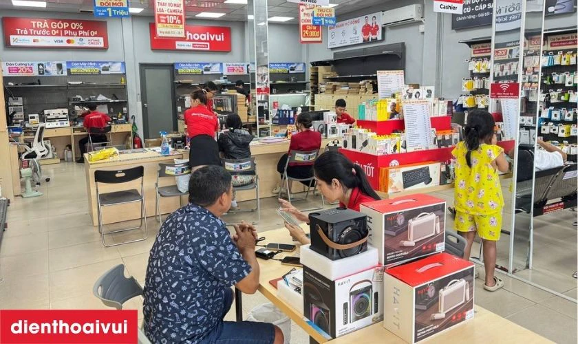 Nh&acirc;n vi&ecirc;n b&agrave;n giao m&aacute;y để kh&aacute;ch kiểm tra