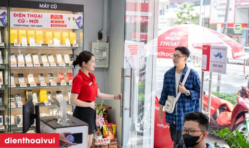 Dịch vụ thay linh kiện ch&iacute;nh h&atilde;ng, lấy liền tại Điện Thoại Vui