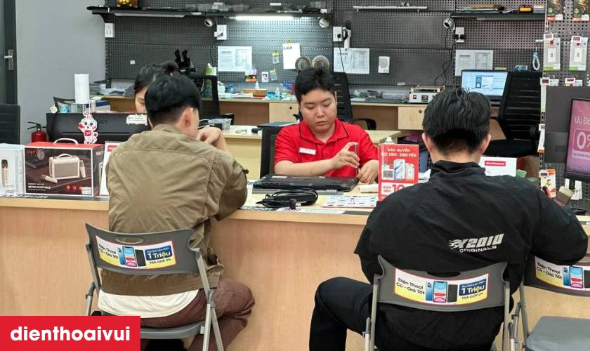 Quy tr&igrave;nh thay m&agrave;n h&igrave;nh Samsung Galaxy Z Fold 5 loại A+ chuy&ecirc;n nghiệp lấy liền tại Điện Thoại Vui
