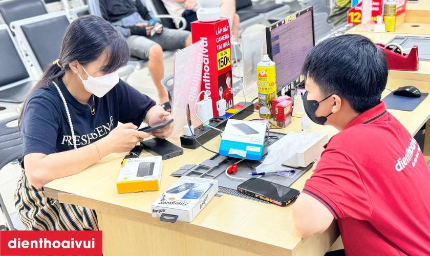 Quy tr&igrave;nh thay m&agrave;n h&igrave;nh Samsung J8 2018 chuy&ecirc;n nghiệp lấy liền tại Điện Thoại Vui