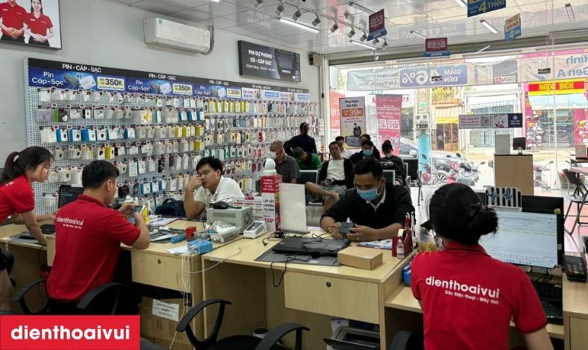 Dịch vụ thay m&agrave;n h&igrave;nh Samsung J8 2018 ch&iacute;nh h&atilde;ng Aries lấy liền tại Điện Thoại Vui