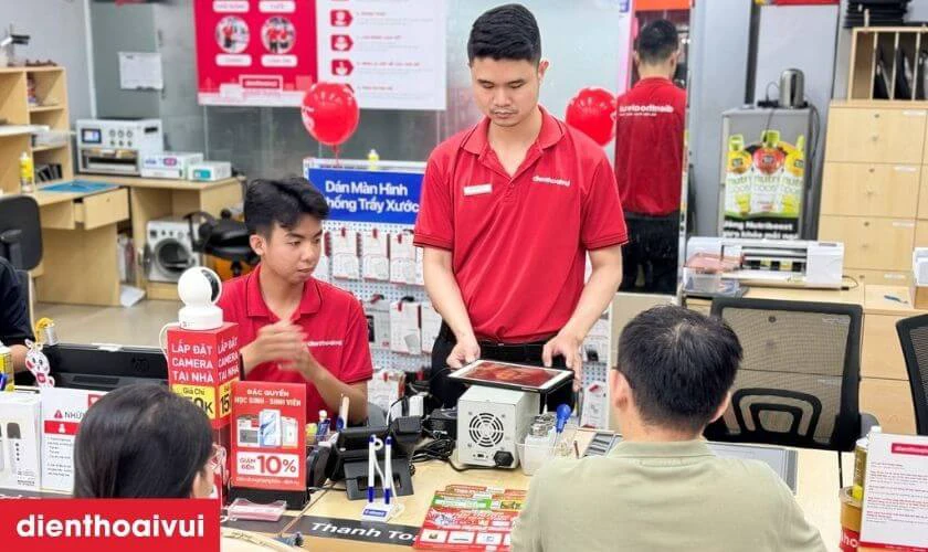 Quy tr&igrave;nh thay m&agrave;n h&igrave;nh chuy&ecirc;n nghiệp lấy liền tại Điện Thoại Vui
