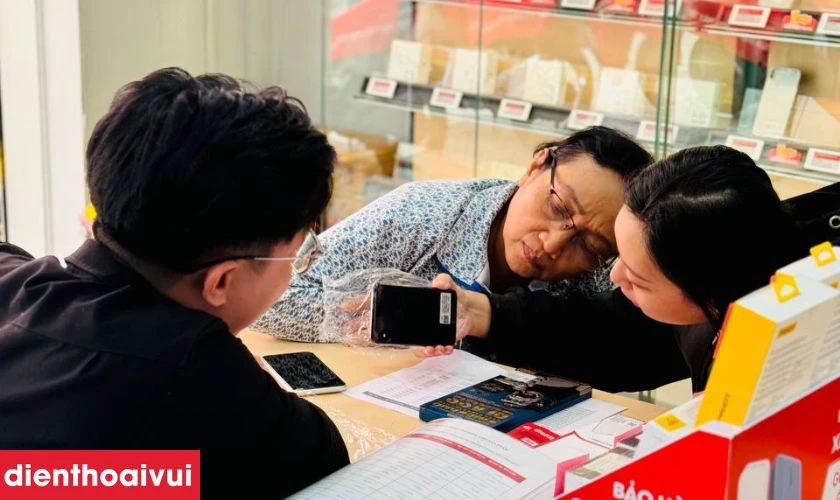 Quy tr&igrave;nh thay m&agrave;n h&igrave;nh Samsung M55 chuy&ecirc;n nghiệp lấy liền tại Điện Thoại Vui
