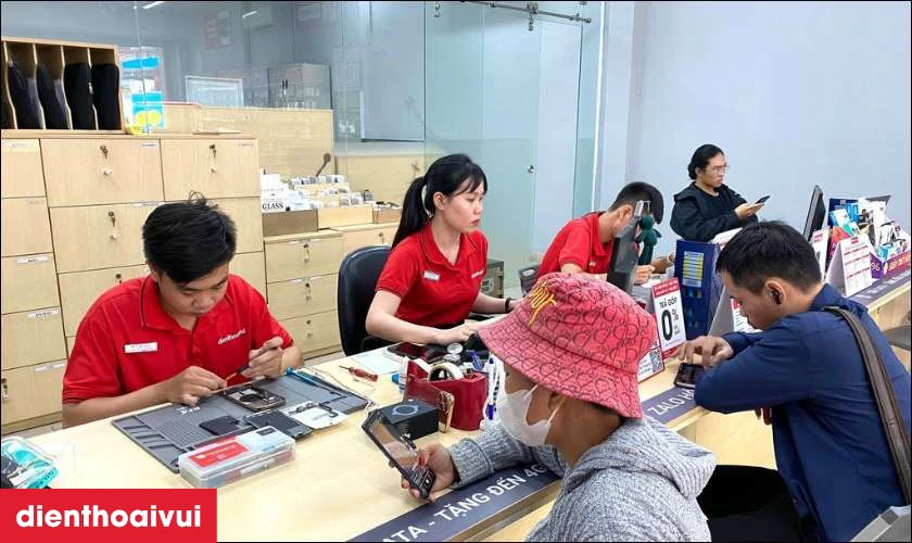 Địa chỉ cửa h&agrave;ng thay m&agrave;n h&igrave;nh Samsung S10 Plus uy t&iacute;n, lấy liền lại TPHCM v&agrave; H&agrave; Nội