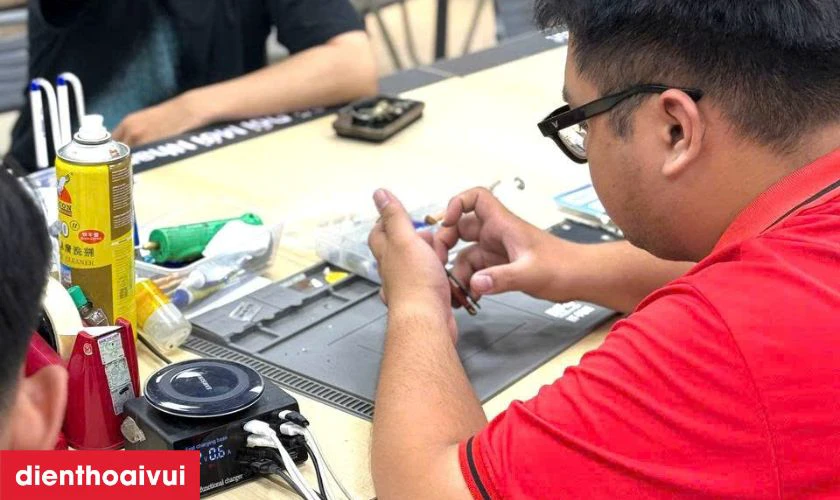 Quy tr&igrave;nh thay m&agrave;n h&igrave;nh Samsung S10E chuy&ecirc;n nghiệp lấy liền tại Điện Thoại Vui