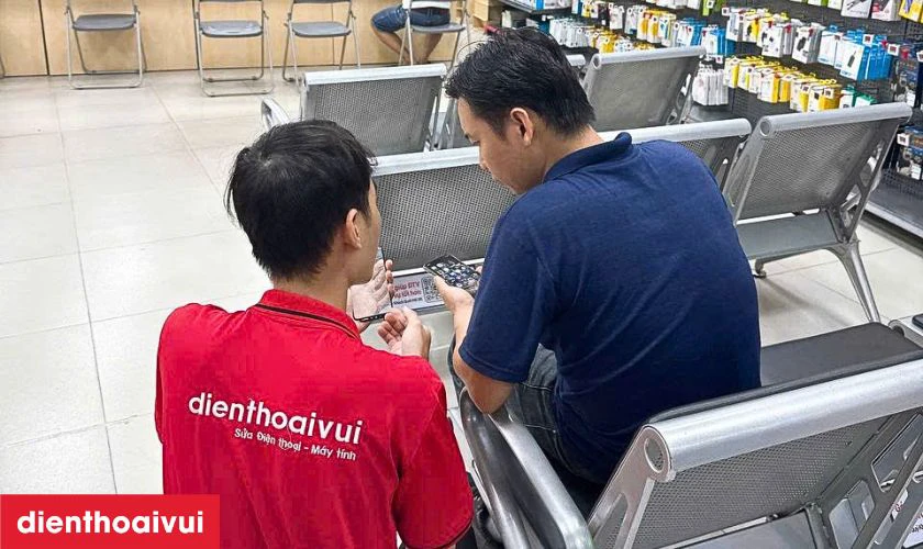 Sau khi thay xong, kỹ thuật vi&ecirc;n sẽ test lại đầy đủ t&iacute;nh năng