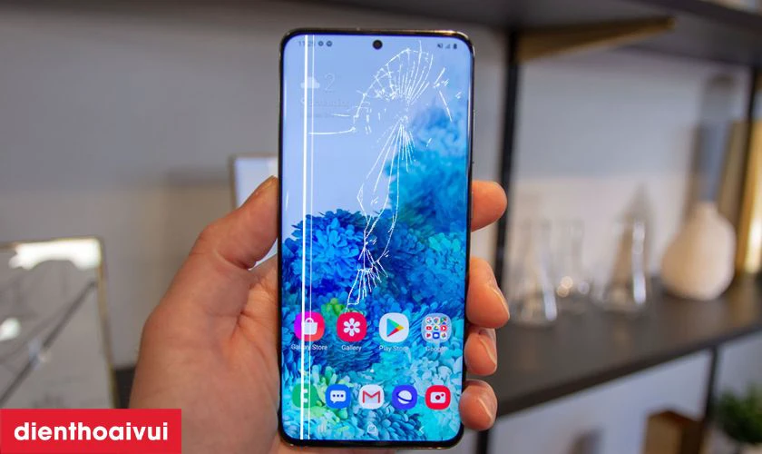 M&agrave;n h&igrave;nh bị nứt vỡ l&agrave; dấu hiệu cần thay mới