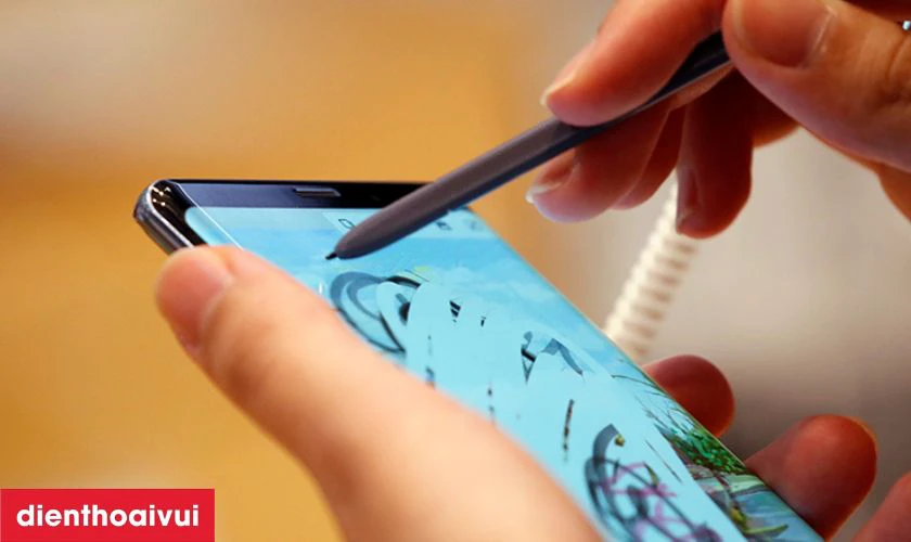 M&agrave;n h&igrave;nh bị lực đ&egrave; mạnh