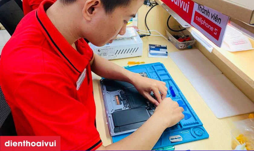 Kỹ thuật viên kiểm tra máy, báo giá và phương án sửa chữa