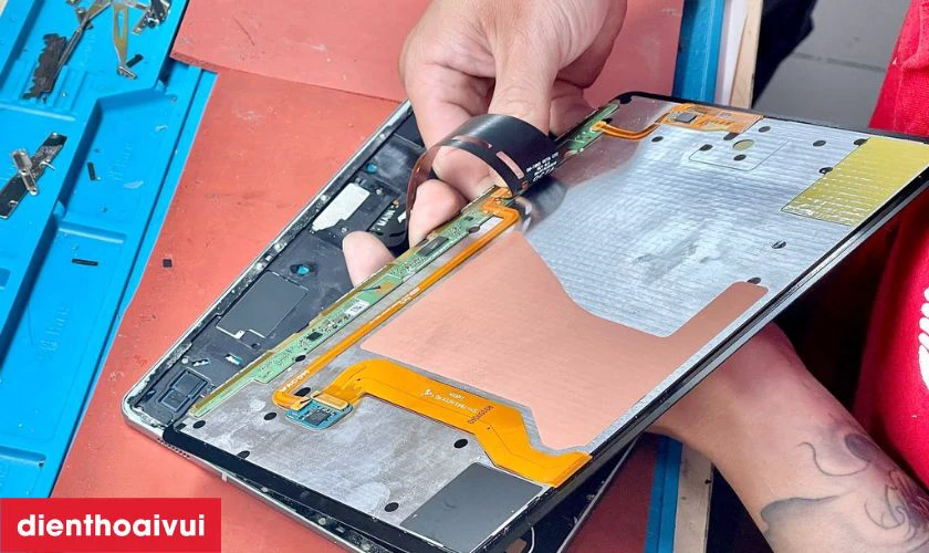 Kỹ thuật viên kiểm tra chức năng và lắp ráp hoàn thiện máy