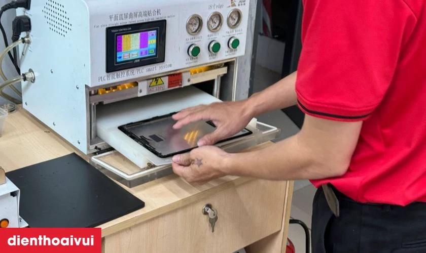 M&agrave;n h&igrave;nh b&oacute;c m&aacute;y được kỹ thuật vi&ecirc;n xử l&yacute; cẩn thận trước khi thay cho kh&aacute;ch