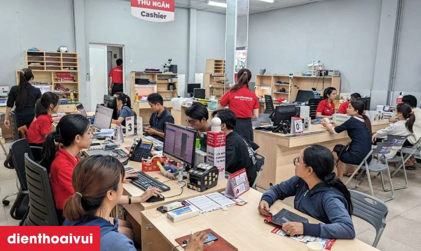 Thay m&agrave;n h&igrave;nh lấy liền, nhiều ưu đ&atilde;i tại Điện Thoại Vui