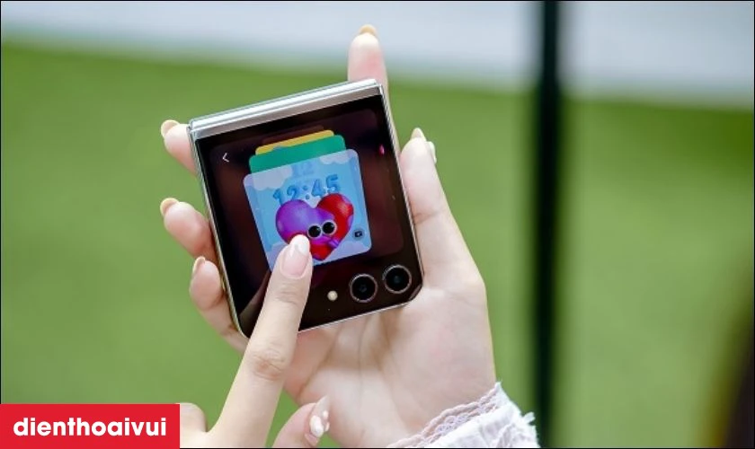 C&aacute;c dấu hiệu nhận biết bạn cần thay m&agrave;n h&igrave;nh Samsung Z Flip 5 mới