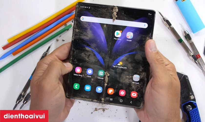 Hư hỏng phần bản lề gây ảnh hưởng đến màn hình Samsung Z Fold 2