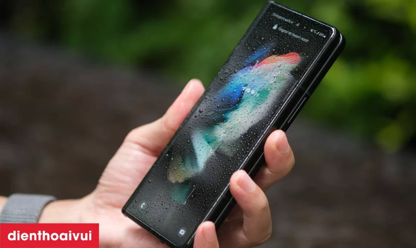 M&agrave;n h&igrave;nh phụ 6.2 inch với tấm nền Super Amoled