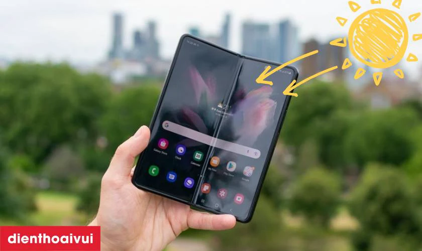 Samsung Z Fold 3 5G tiếp x&uacute;c với &aacute;nh nắng trực tiếp