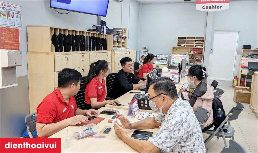 Quy tr&igrave;nh thay m&agrave;n h&igrave;nh Samsung Z Fold 5 chuy&ecirc;n nghiệp lấy liền tại Điện Thoại Vui