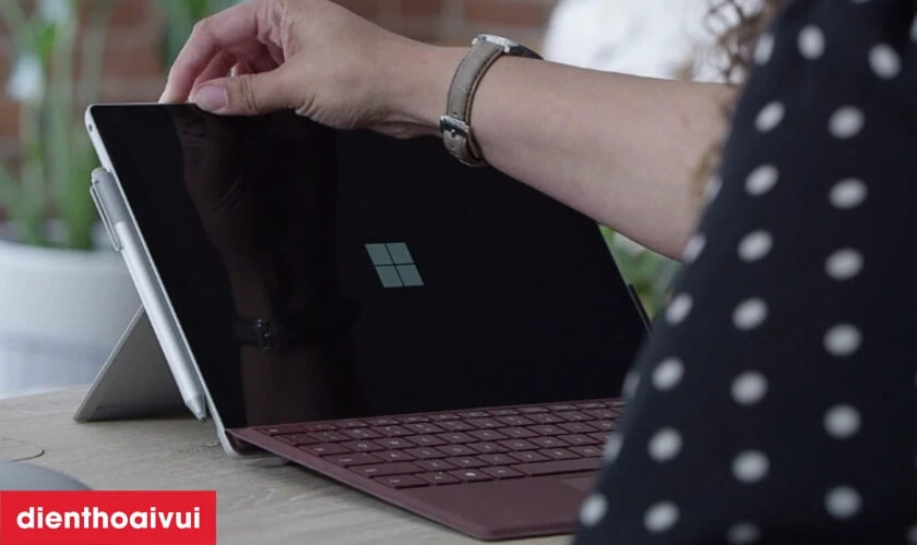 Dấu hiệu cần thay màn hình Surface Pro 8