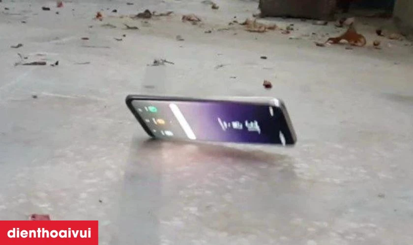 Rơi rớt, va đập l&agrave;m hư hỏng m&agrave;n h&igrave;nh cần được thay mới