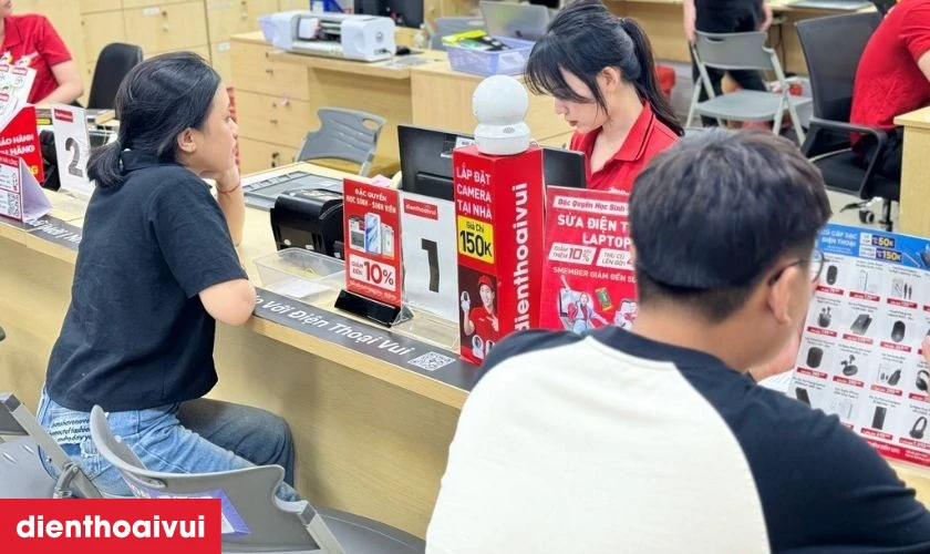 Dịch vụ thay m&agrave;n h&igrave;nh Vivo iQOO 11 ch&iacute;nh h&atilde;ng lấy liền tại Điện Thoại Vui được kh&aacute;ch h&agrave;ng lựa chọn