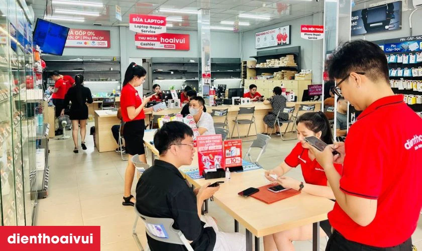 Kh&aacute;ch h&agrave;ng mang điện thoại cần thay m&agrave;n h&igrave;nh Vivo iQOO 9 Pro mới đến Điện Thoại Vui
