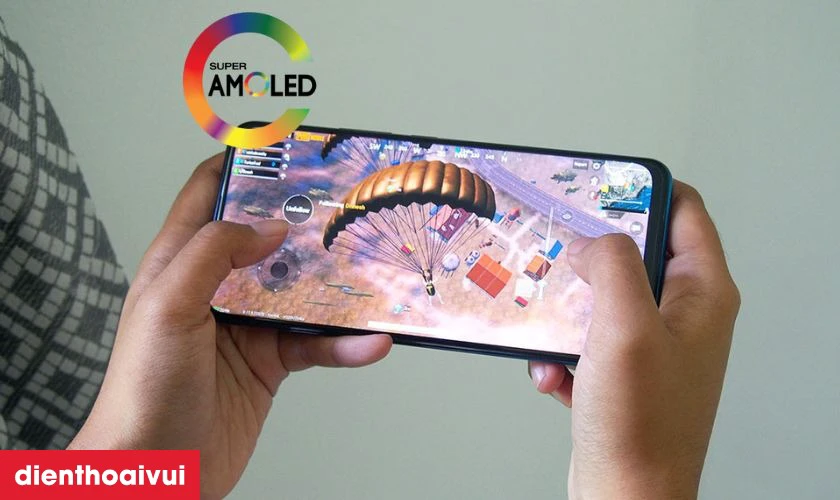 M&agrave;n h&igrave;nh Super AMOLED k&iacute;ch thước lớn cho trải nghiệm m&atilde;n nh&atilde;n