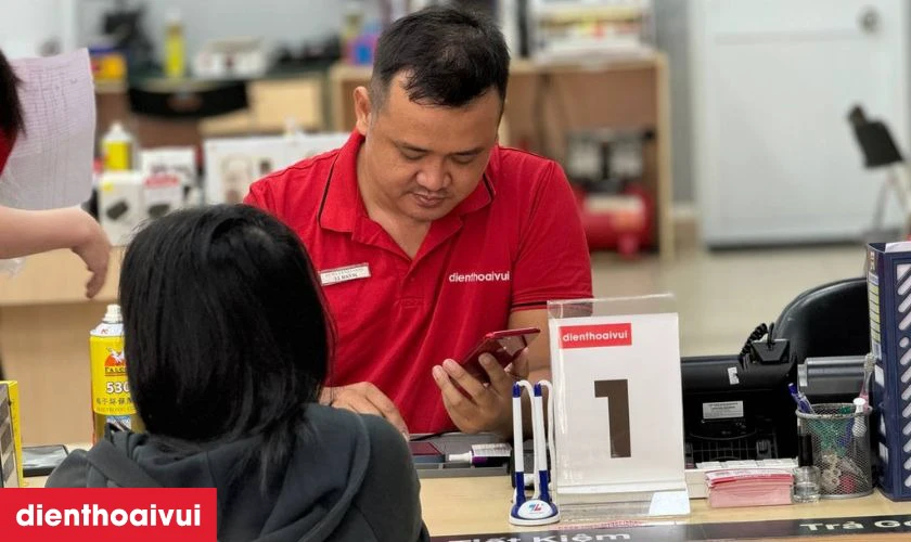 Quy tr&igrave;nh thay m&agrave;n h&igrave;nh minh bạch, chuy&ecirc;n nghiệp tại Điện Thoại Vui