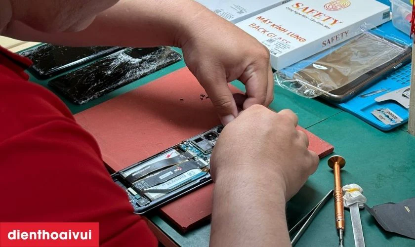 Dịch vụ thay m&agrave;n h&igrave;nh Vivo S11 ch&iacute;nh h&atilde;ng, lấy liền tại Điện Thoại Vui