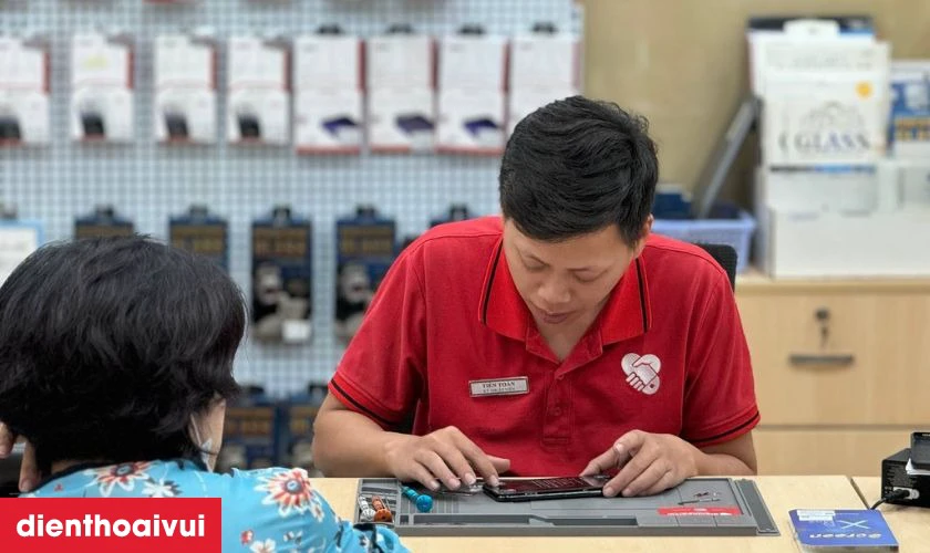 Quy tr&igrave;nh thay m&agrave;n h&igrave;nh Vivo S5 chuy&ecirc;n nghiệp lấy liền tại Điện Thoại Vui