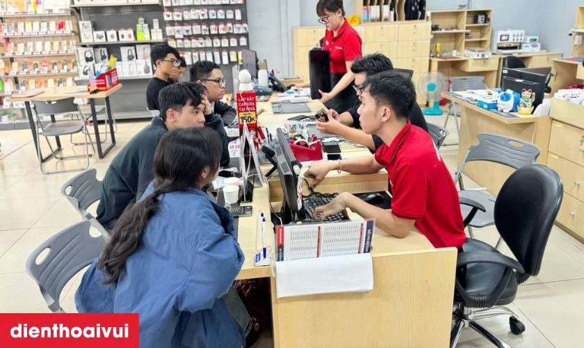 Thay m&agrave;n h&igrave;nh Vivo T1x minh bạch, nhanh ch&oacute;ng ngay tại cửa h&agrave;ng