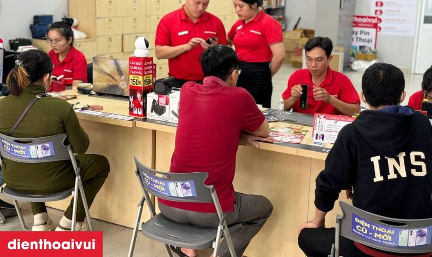 Dịch vụ thay m&agrave;n h&igrave;nh uy t&iacute;n, chuy&ecirc;n nghiệp tại Điện Thoại Vui được nhiều người lựa chọn