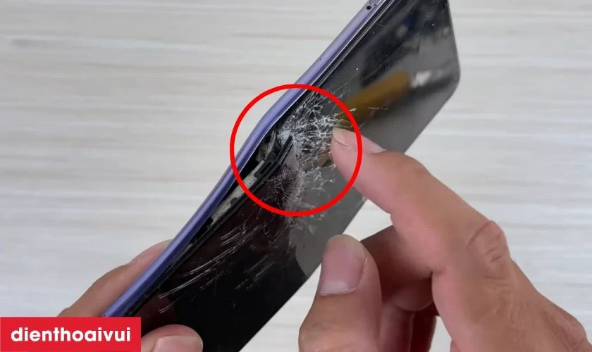 M&agrave;n h&igrave;nh điện thoại Vivo bị nứt vỡ