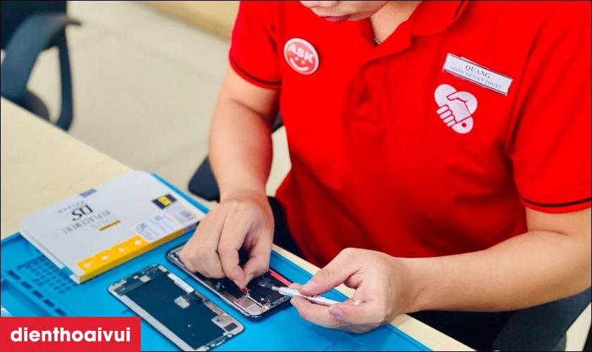 Dịch vụ thay m&agrave;n h&igrave;nh lấy liền uy t&iacute;n, gi&aacute; tốt tại Điện Thoại Vui