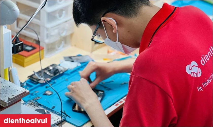 Thay m&agrave;n h&igrave;nh Y02 chuy&ecirc;n nghiệp, minh bạch tại cửa h&agrave;ng Điện Thoại Vui