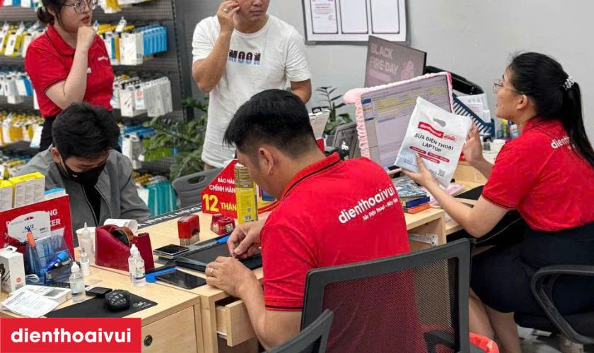 Kỹ thuật vi&ecirc;n sẽ tiến h&agrave;nh kiểm tra sơ bộ để x&aacute;c định t&igrave;nh trạng m&agrave;n h&igrave;nh