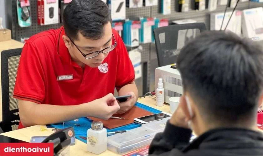 Kiểm tra v&agrave; lắp r&aacute;p ho&agrave;n thiện điện thoại Vivo Y69