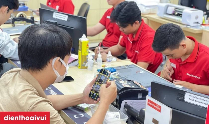 Nh&acirc;n vi&ecirc;n sẽ trả m&aacute;y cho kh&aacute;ch h&agrave;ng, hướng dẫn c&aacute;ch bảo quản