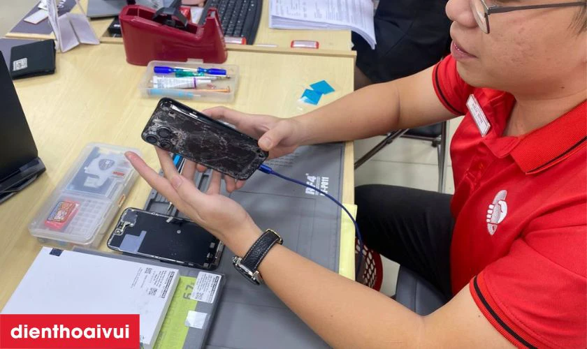 B&agrave;n giao điện thoại v&agrave; hướng dẫn sử dụng