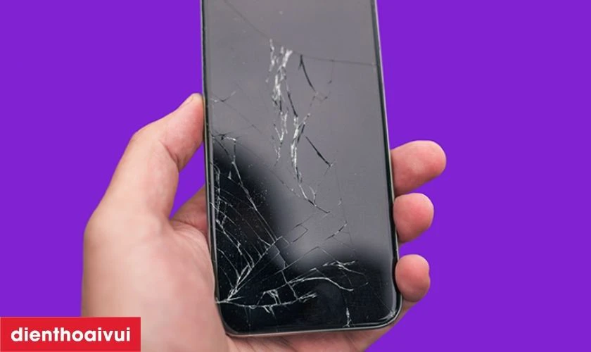 Điện thoại va đập mạnh c&oacute; thể g&acirc;y vỡ nứt