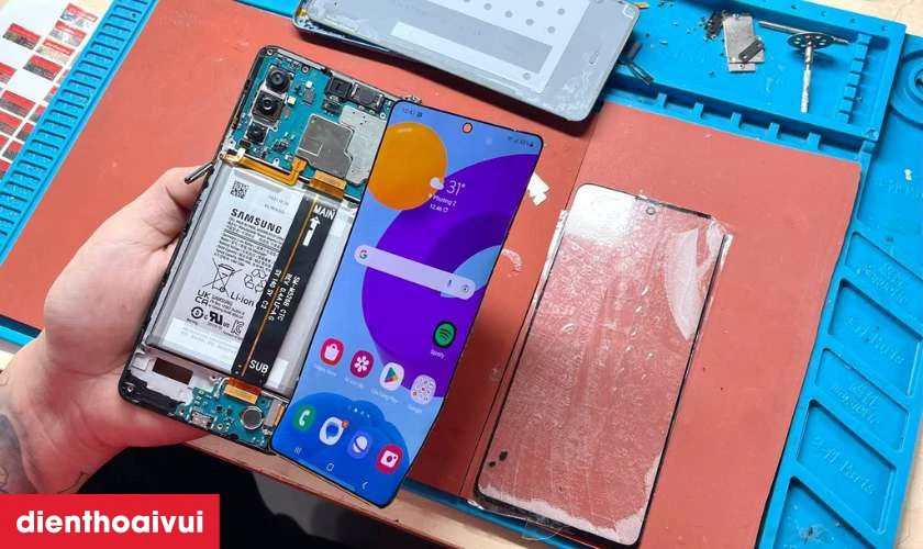Quy tr&igrave;nh thay m&agrave;n h&igrave;nh Xiaomi 12 Pro ch&iacute;nh h&atilde;ng GENA loại Pro minh bạch