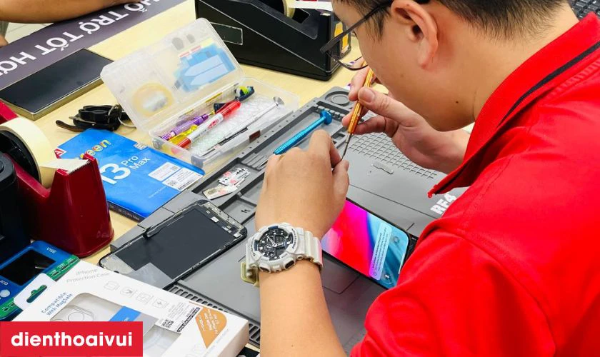 Kỹ thuật viên kiểm tra cảm ứng và ngoại quan của máy