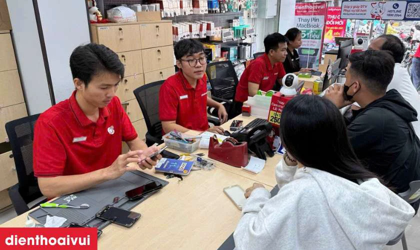 Quy tr&igrave;nh thay m&agrave;n h&igrave;nh Xiaomi 13 chuy&ecirc;n nghiệp, l&acirc;́y li&ecirc;̀n tại Điện Thoại Vui