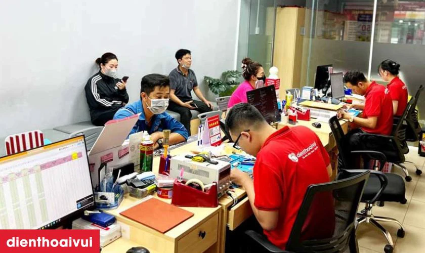 Quy tr&igrave;nh thay m&agrave;n h&igrave;nh điện thoại Xiaomi chuy&ecirc;n nghiệp, l&acirc;́y li&ecirc;̀n tại Điện Thoại Vui