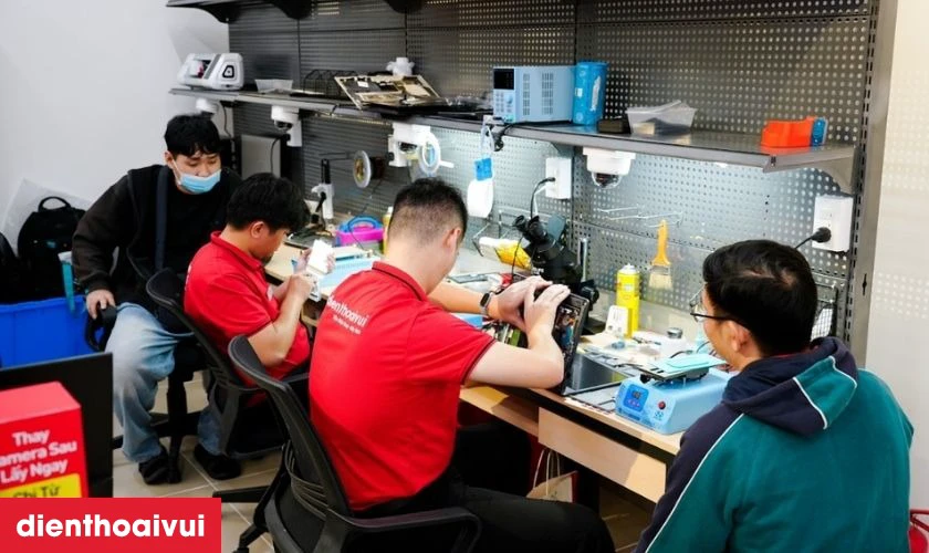 Quy tr&igrave;nh thay m&agrave;n h&igrave;nh Xiaomi 14 Pro chuy&ecirc;n nghiệp tại Điện Thoại Vui