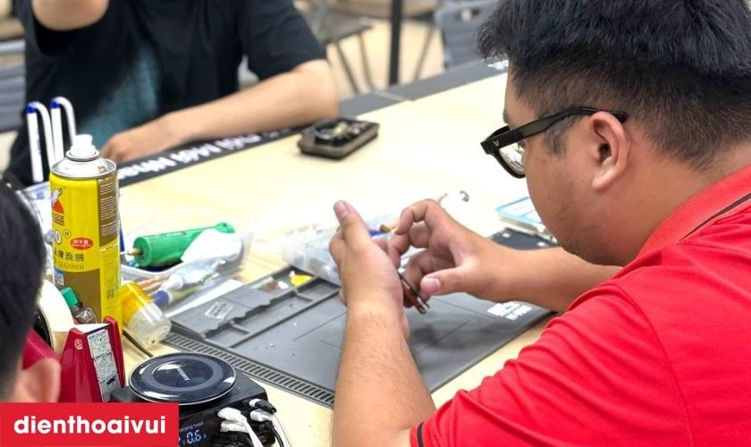 Tiến h&agrave;nh thay thế m&agrave;n h&igrave;nh GENA loại Pro