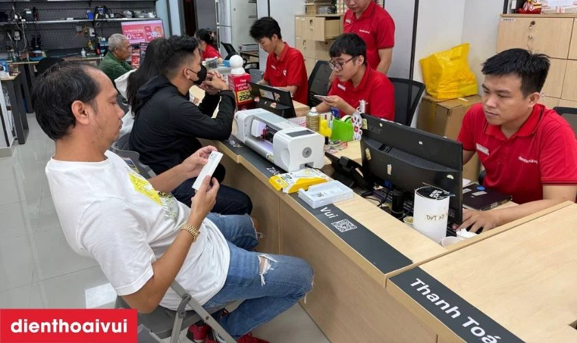 Sau khi lắp đặt xong, kỹ thuật vi&ecirc;n sẽ kiểm tra lại to&agrave;n bộ m&agrave;n h&igrave;nh